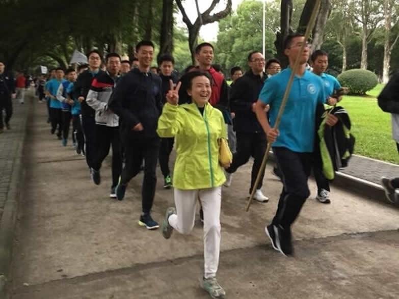 决胜赛场，斗志昂扬