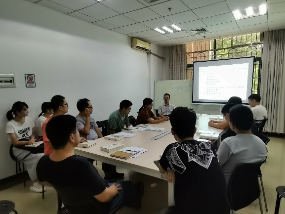 支部成员认真听取江老师报告并进行讨论