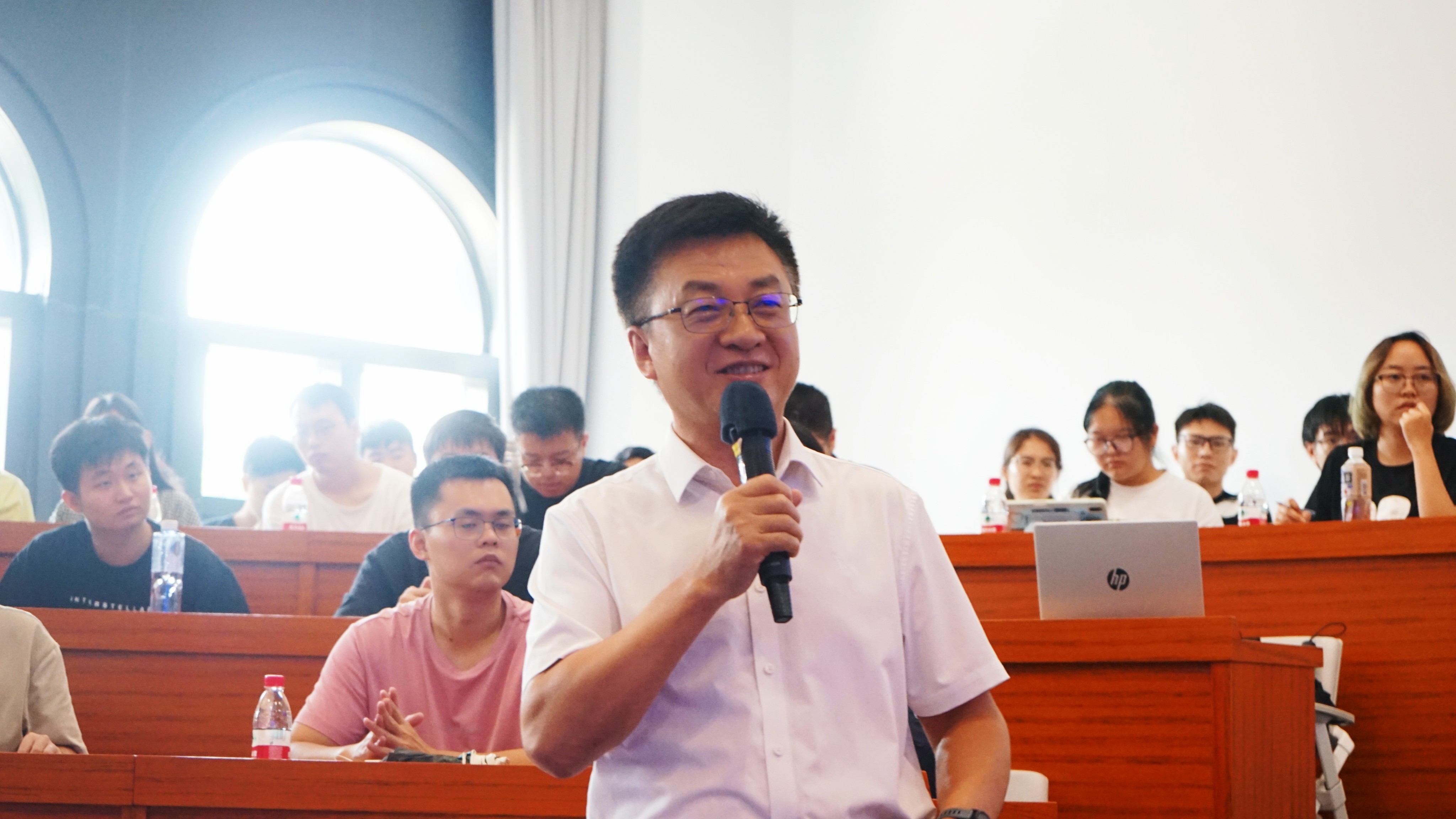 材料学院院长侯仰龙教授主持