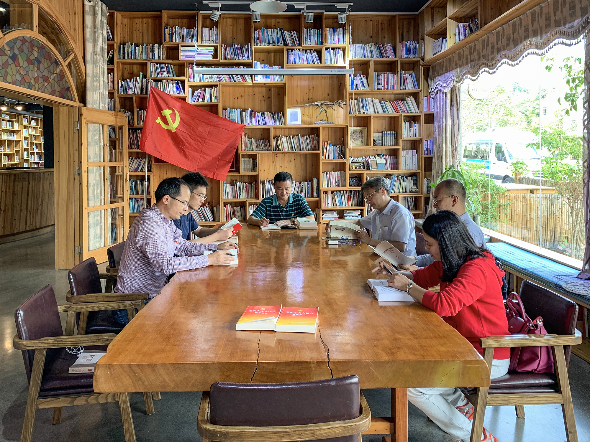 材料学院直属党支部理论学习中心组开展“不忘初心、牢记使命”主题教育第六次集中学习研讨